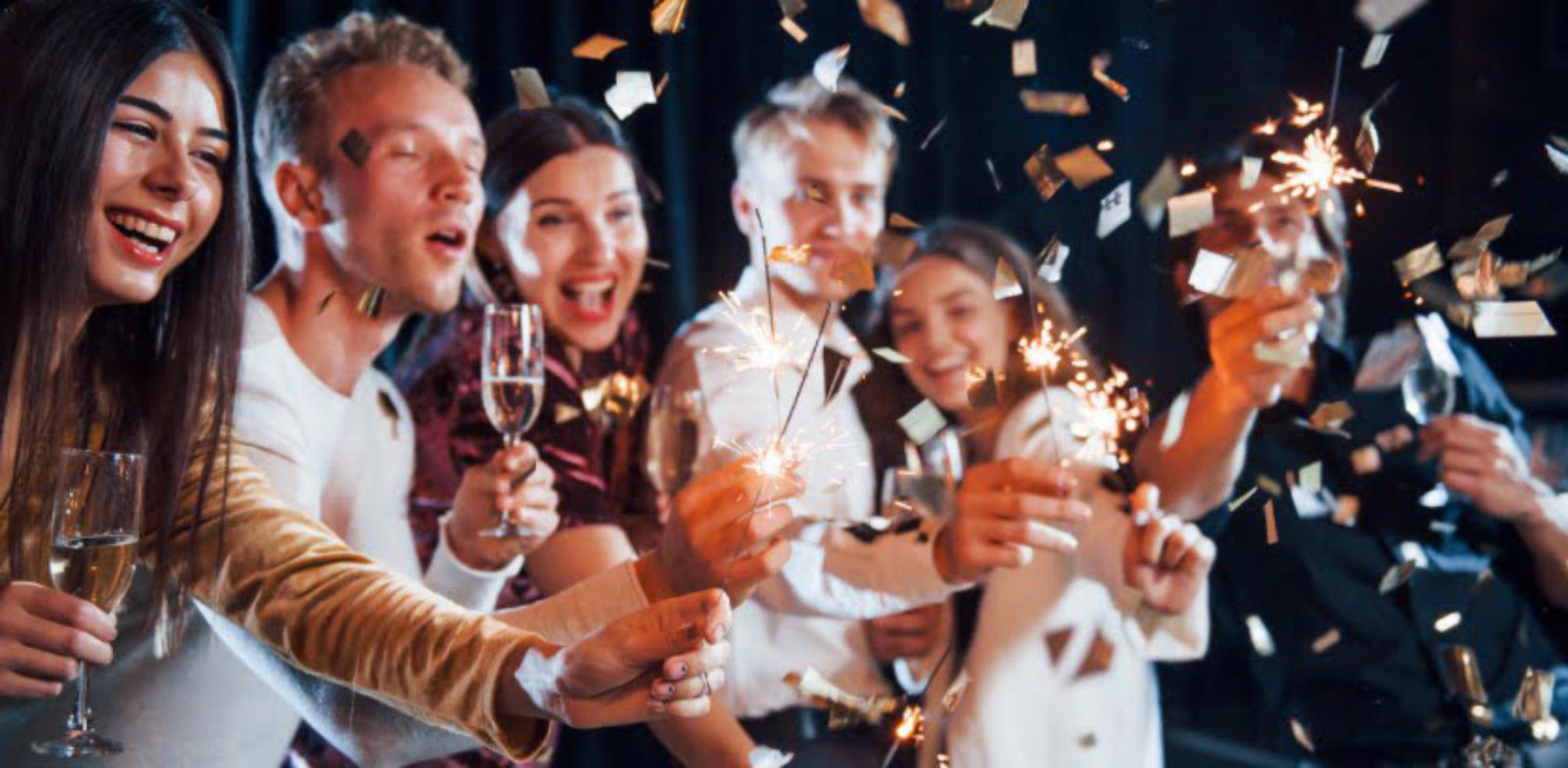 Люди празднуют